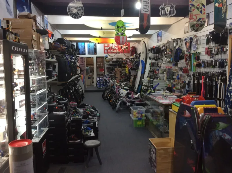 Intérieur d'un magasin de plongée avec beaucoup d'équipement visible