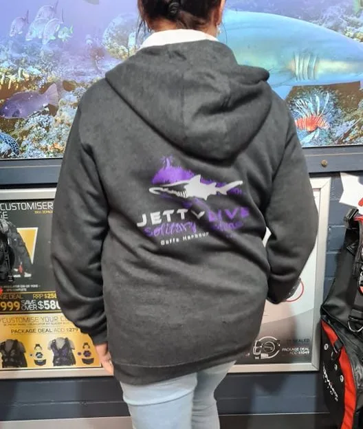 Personne portant un sweat à capuche avec un logo de requin