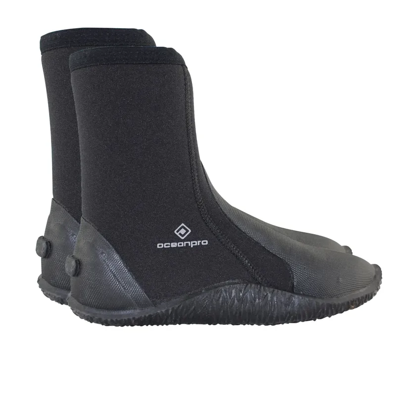 Paire de chaussons de plongée noirs, semelles texturées, vue de profil