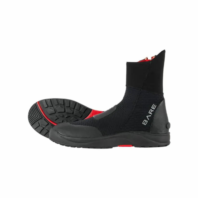 Chaussons de plongée noirs et rouges, vue latérale sur fond blanc
