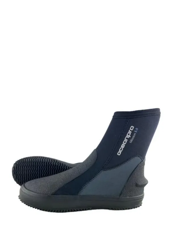 Chaussons de plongée noirs et gris, équipement pour sports aquatiques