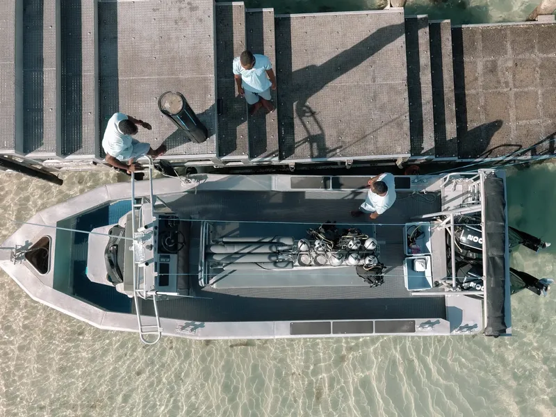 Vue aérienne d'un bateau de plongée avec des personnes et du matériel