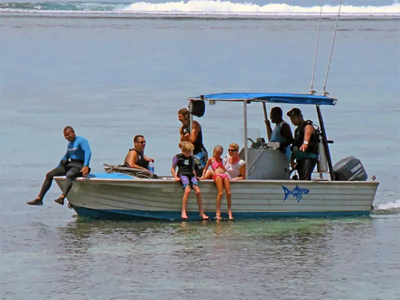 Groupe de personnes à bord d'un bateau de plongée en mer