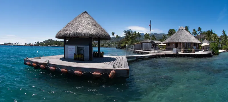 Plateforme de plongée avec des bouteilles et des bâtiments tropicaux