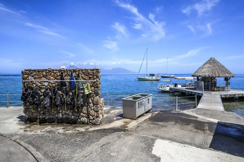 Equipement de plongée près d'un ponton avec bateaux en mer