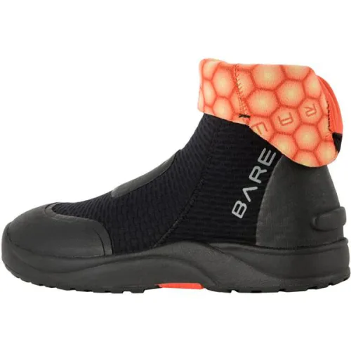 Chaussons de plongée noirs et orange avec logo BARE sur fond blanc