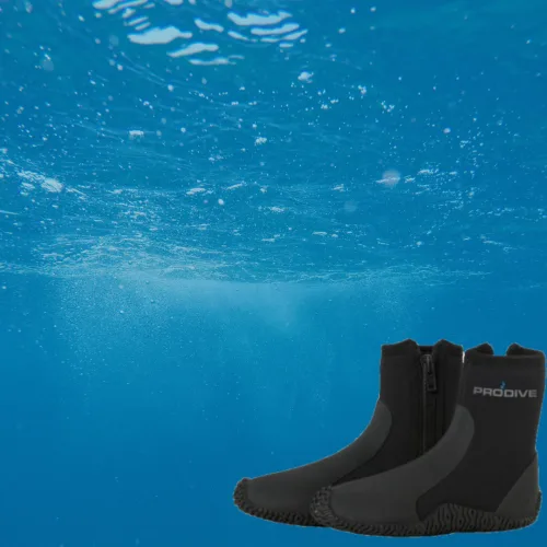 Paire de chaussons de plongée noirs sur fond bleu flou