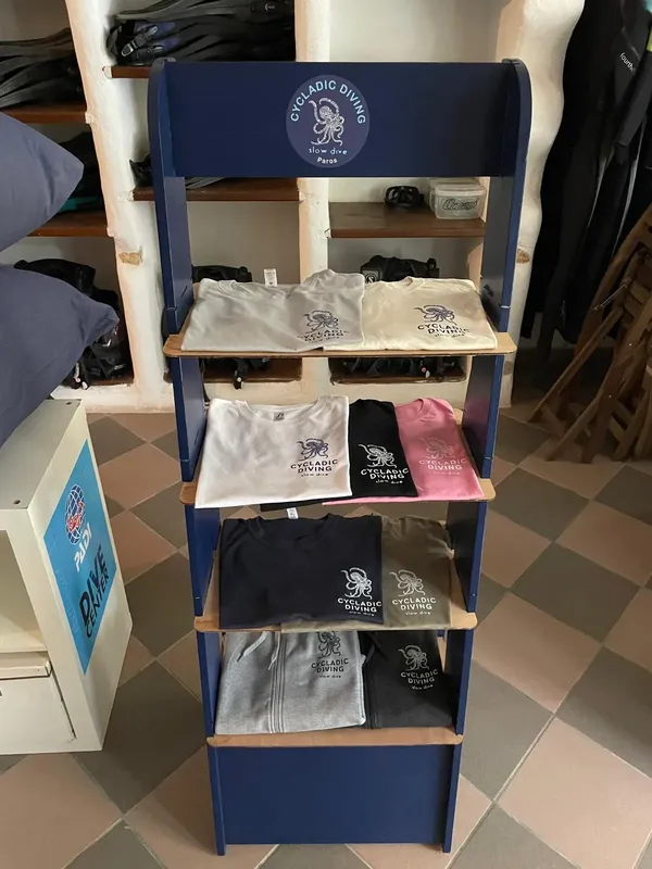 Présentation de t-shirts à l'effigie d'un centre de plongée