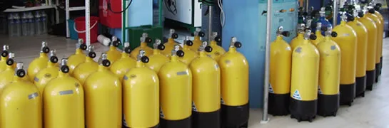 Rangées de bouteilles de plongée jaunes prêtes à être utilisées
