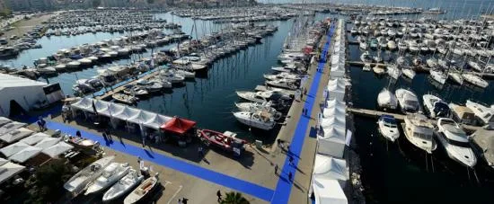 Vue aérienne d'un port de plaisance avec de nombreux bateaux amarrés