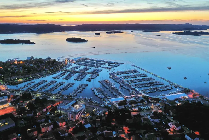 Vue aérienne d'un port de plaisance illuminé au coucher du soleil