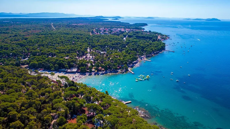 Vue aérienne d'une côte rocheuse avec une plage et des bateaux