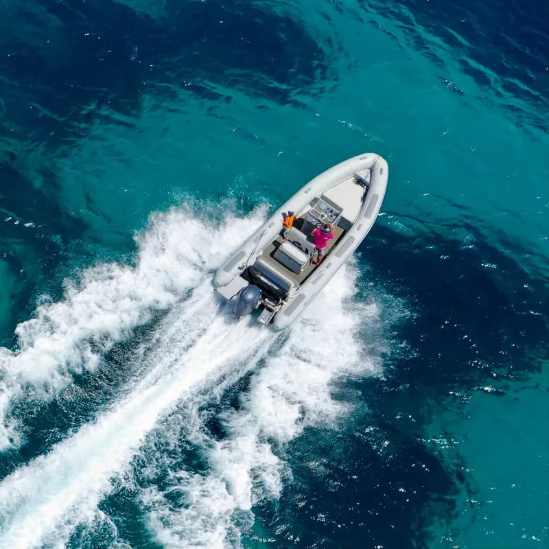 Bateau semi-rigide naviguant à pleine vitesse sur une mer turquoise