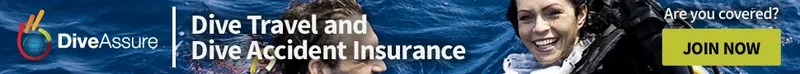 Deux plongeuses souriantes, promotion d'assurance voyage et accidents