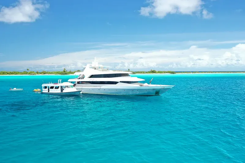 Grand yacht de luxe amarré dans une eau turquoise et claire