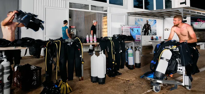 Préparation du matériel de plongée devant les locaux du centre