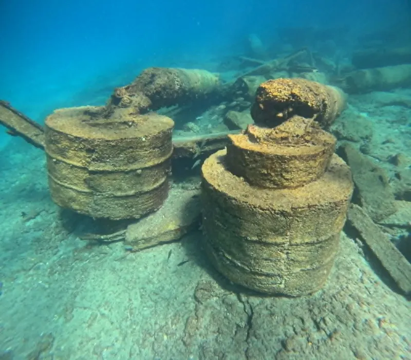 Epaves rouillées et sableux au fond de la mer