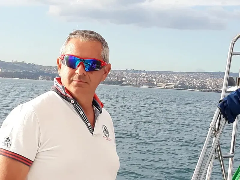 Homme portant des lunettes de soleil sur un bateau en mer
