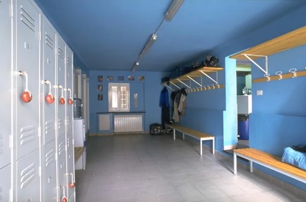 Vestiaire du centre de plongée avec casiers, bancs et étagères