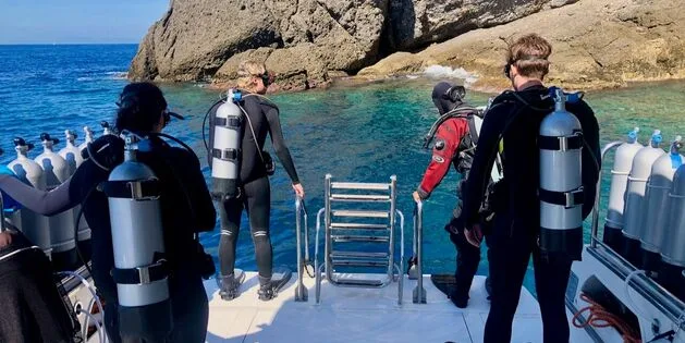 Plongeurs préparant leur matériel sur le pont d'un bateau en mer