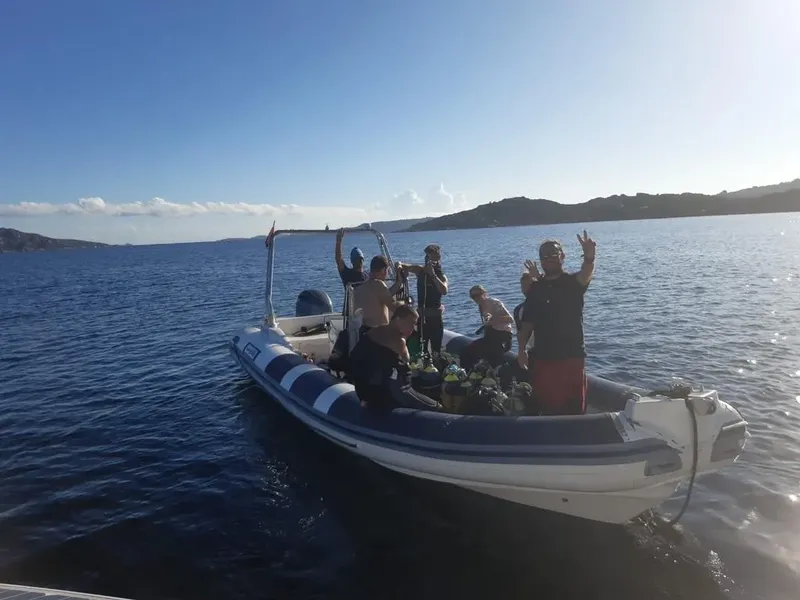 Groupe de personnes à bord d'un bateau semi-rigide en mer