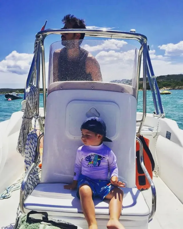 Un homme et un enfant assis sur un bateau en mer