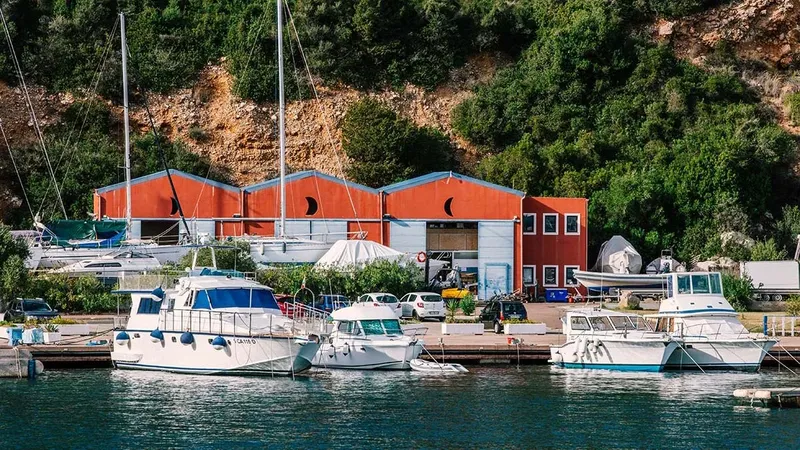 Port de plaisance avec bateaux amarrés et bâtiments colorés en arrière-plan