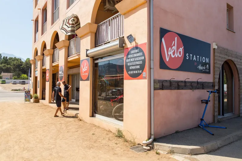 Façade d'un magasin de vélos avec deux personnes devant l'entrée
