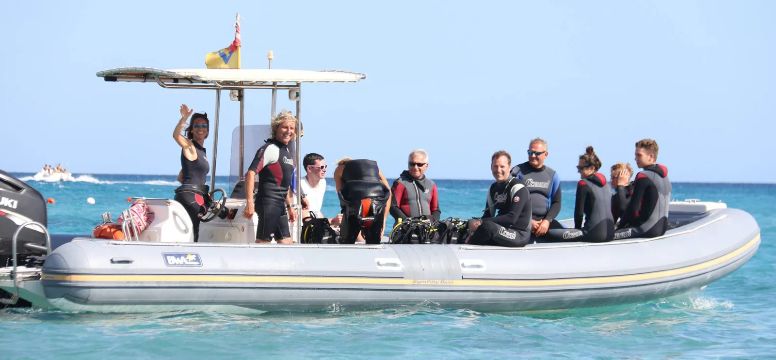 Groupe de plongeurs à bord d'un bateau semi-rigide en mer