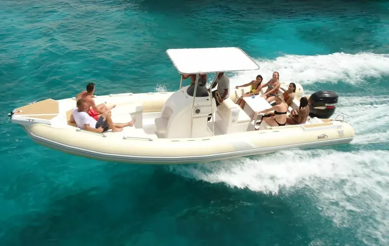 Un groupe de personnes à bord d'un bateau semi-rigide en mer