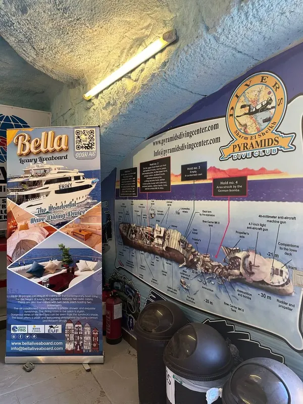 Affiche d'un bateau de croisière et schéma d'un épave sous-marine