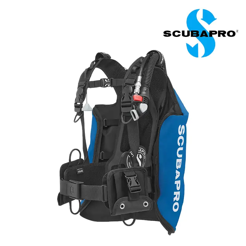 Equipement de plongée Scubapro : gilet stabilisateur et détendeur sur fond blanc