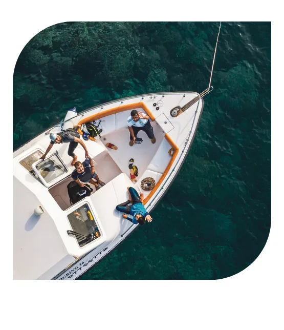 Plongeurs sur un bateau de plongée, préparation pour une sortie en mer