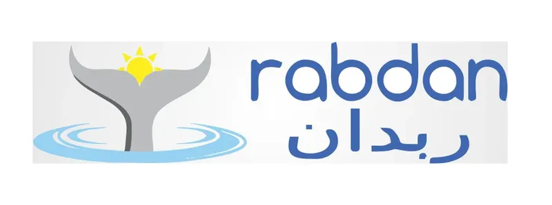 queue de baleine avec soleil, nom du centre en bleu et arabe