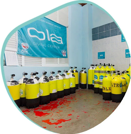 Rangées de bouteilles de plongée jaunes et noires dans un local