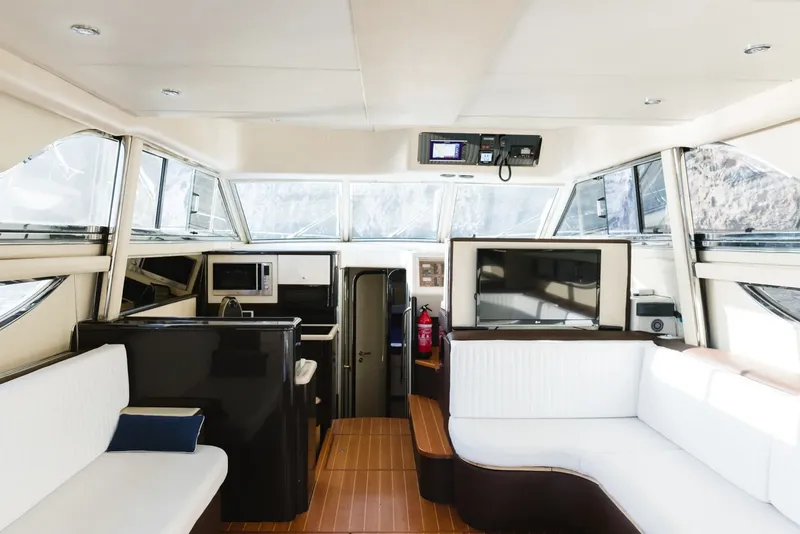 Intérieur clair d'un bateau de plongée avec salon et cuisine équipée