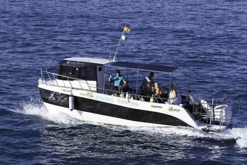 Bateau de plongée en mer avec des passagers équipés