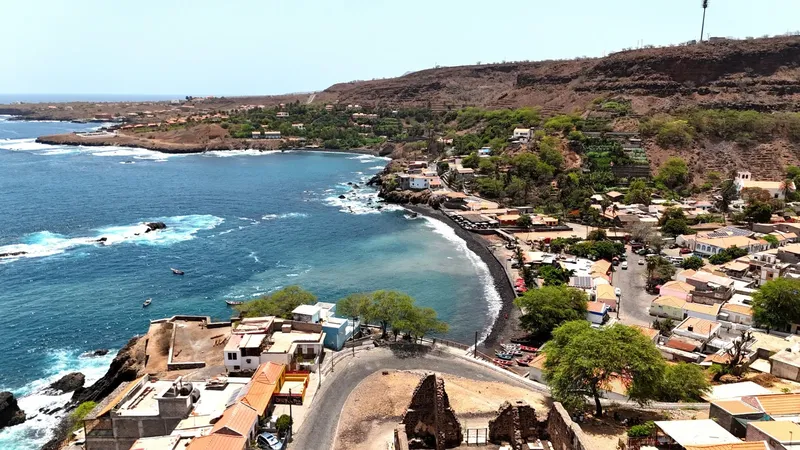 Vue aérienne d'un village côtier avec des bateaux et des bâtiments
