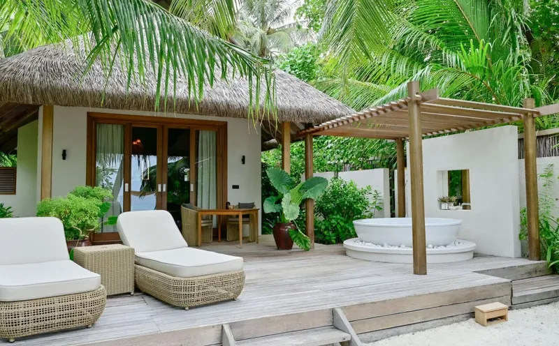 Terrasse en bois avec mobilier de jardin et baignoire extérieure