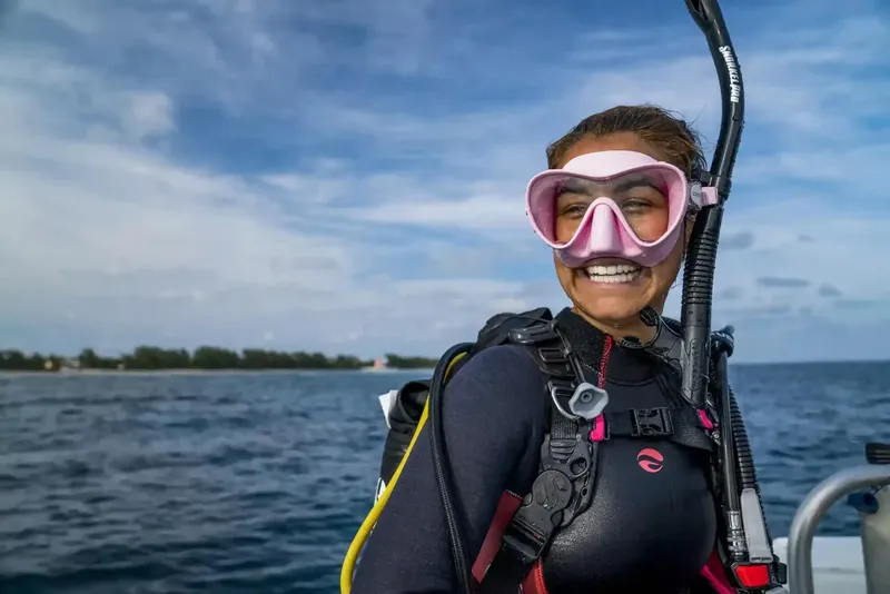Plongeuse souriante avec masque et combinaison prête pour l'immersion