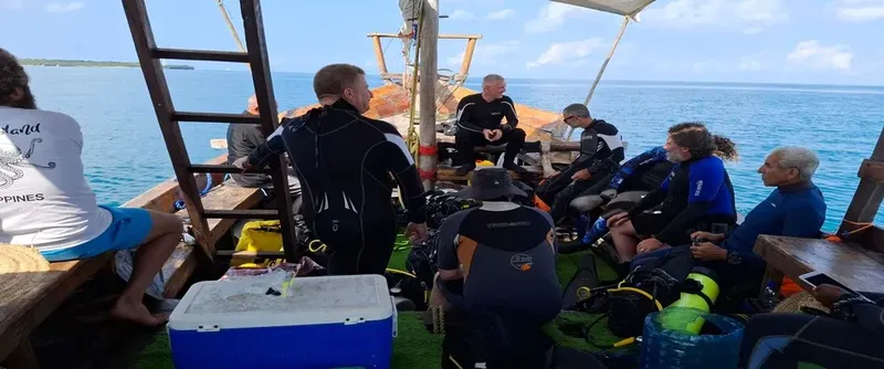 Plongeurs en combinaison sur un bateau, préparation pour une immersion