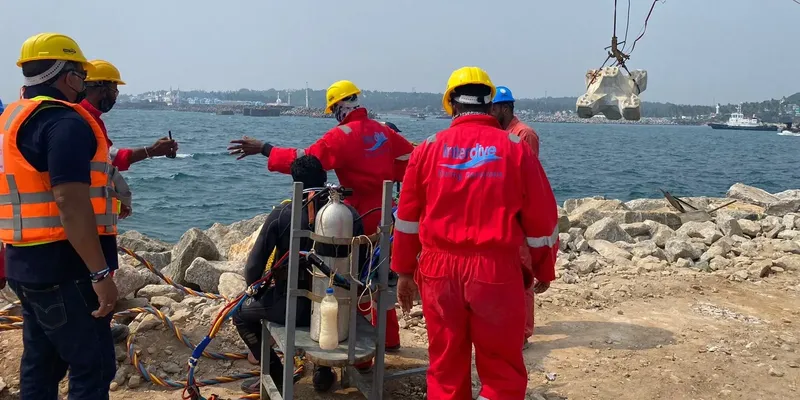 Equipe de plongee préparant l'installation d'une structure sous-marine rocheuse