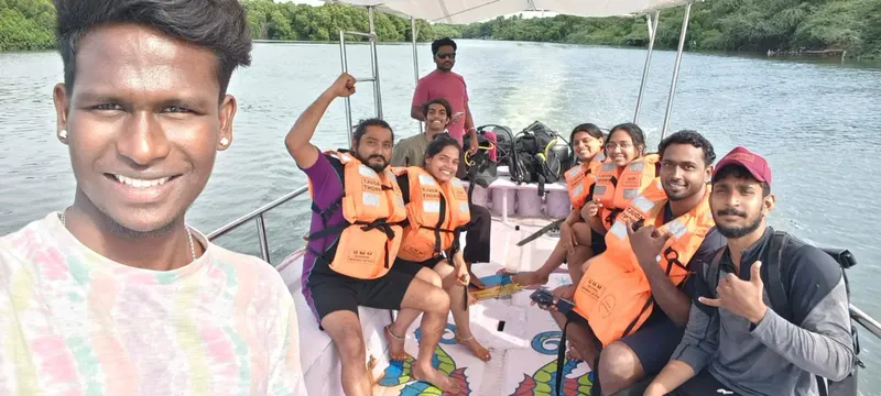 Groupe de personnes souriantes sur un bateau de plongée en excursion