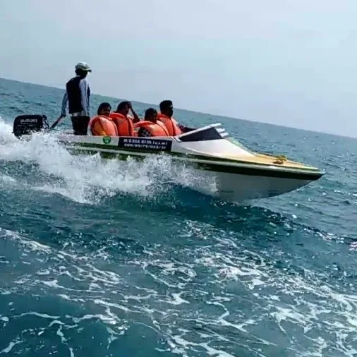 Passagers en gilets de sauvetage sur un bateau rapide en mer