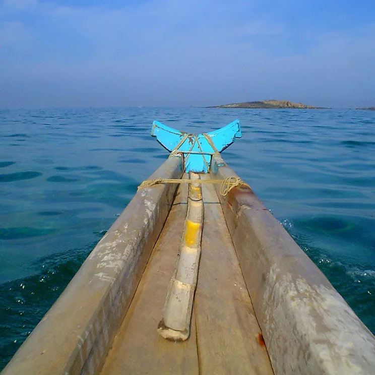 Vue depuis un bateau de plongée avec des bouteilles et l'île au loin