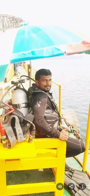 Plongeur équipé sur un bateau avec son matériel de plongée