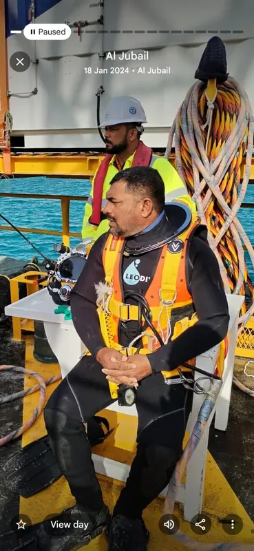 Deux hommes équipés pour la plongée sur une plateforme maritime