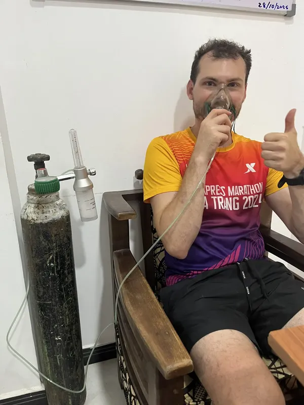 Un homme se repose avec de l'oxygène après un effort physique intense