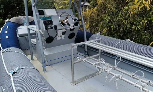Console de pilotage d'un bateau semi-rigide bleu et gris