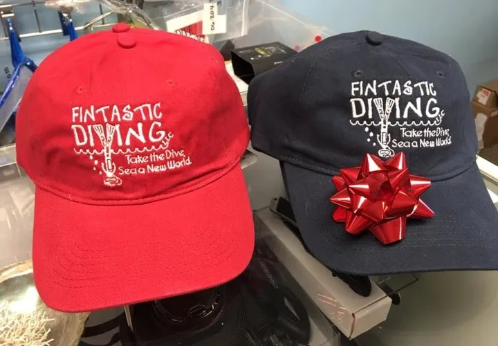 Deux casquettes de plongée rouge et bleu avec un noeud